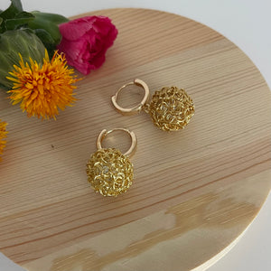 Nest hoop earrings in gold